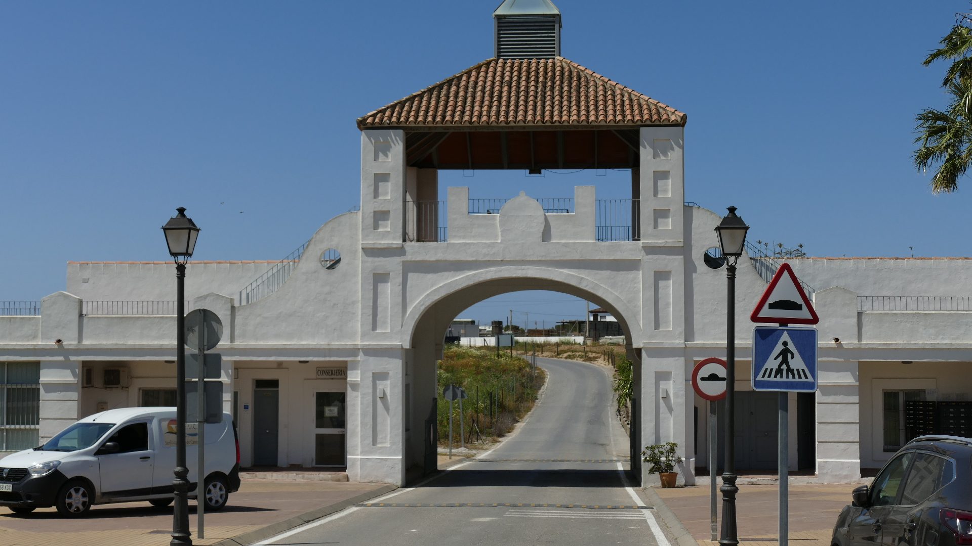 El arco de entrada al complejo Sanlúcar Club de Campo.