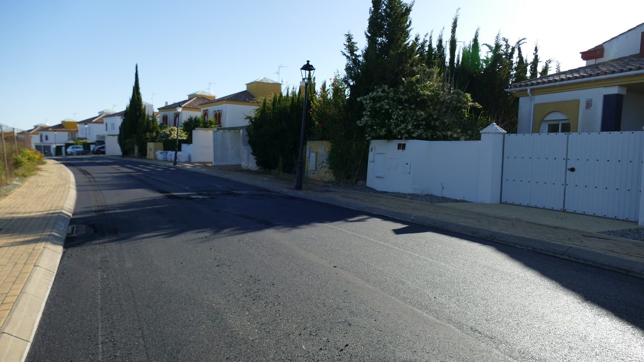 Calle del complejo tras su reasfaltado.